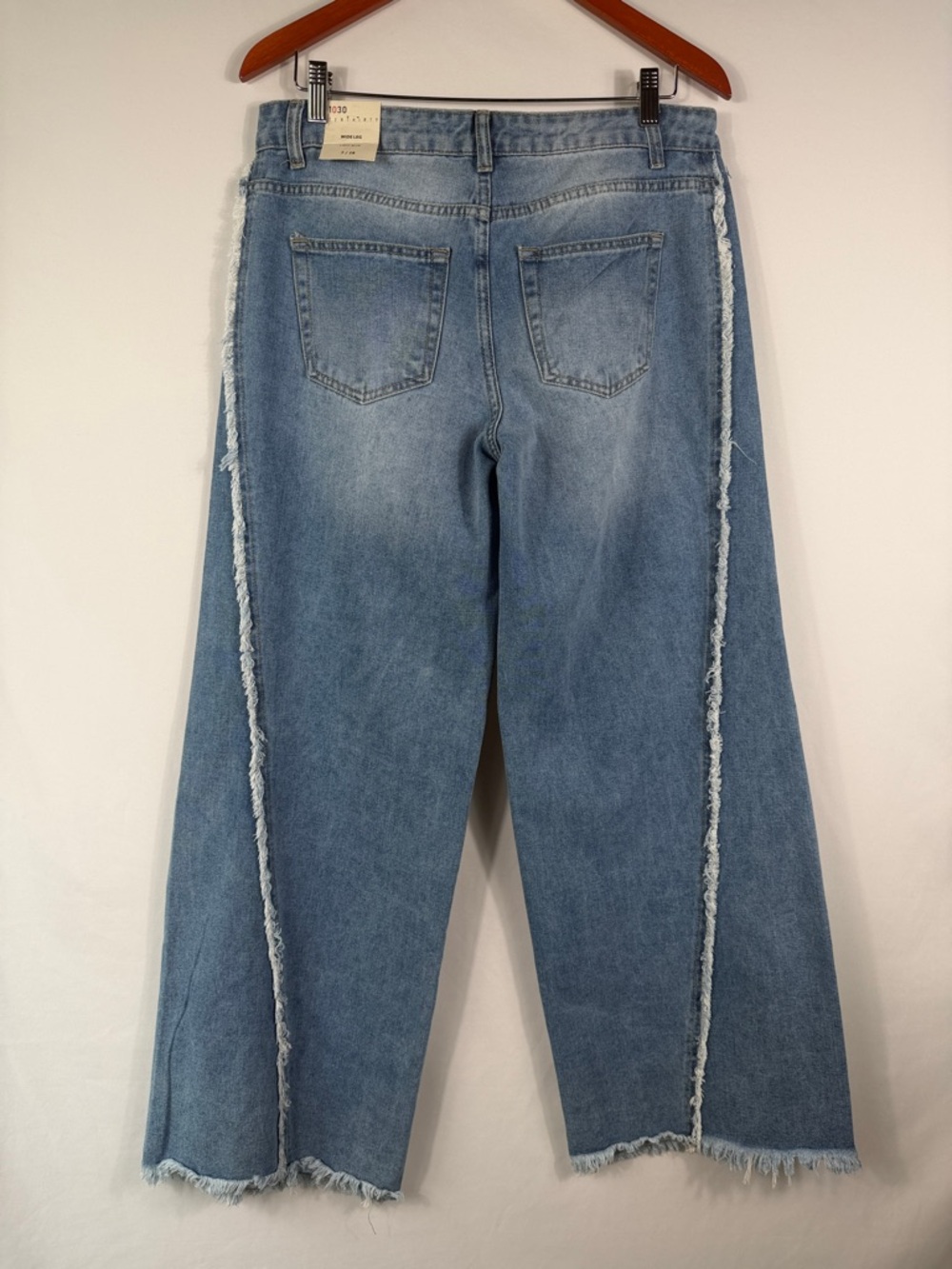 NWT Twist Relaxed Low RiseWide Leg Frayed Seam Jeans - Light Blue. Size 7 / 28 - Picture 8 of 9